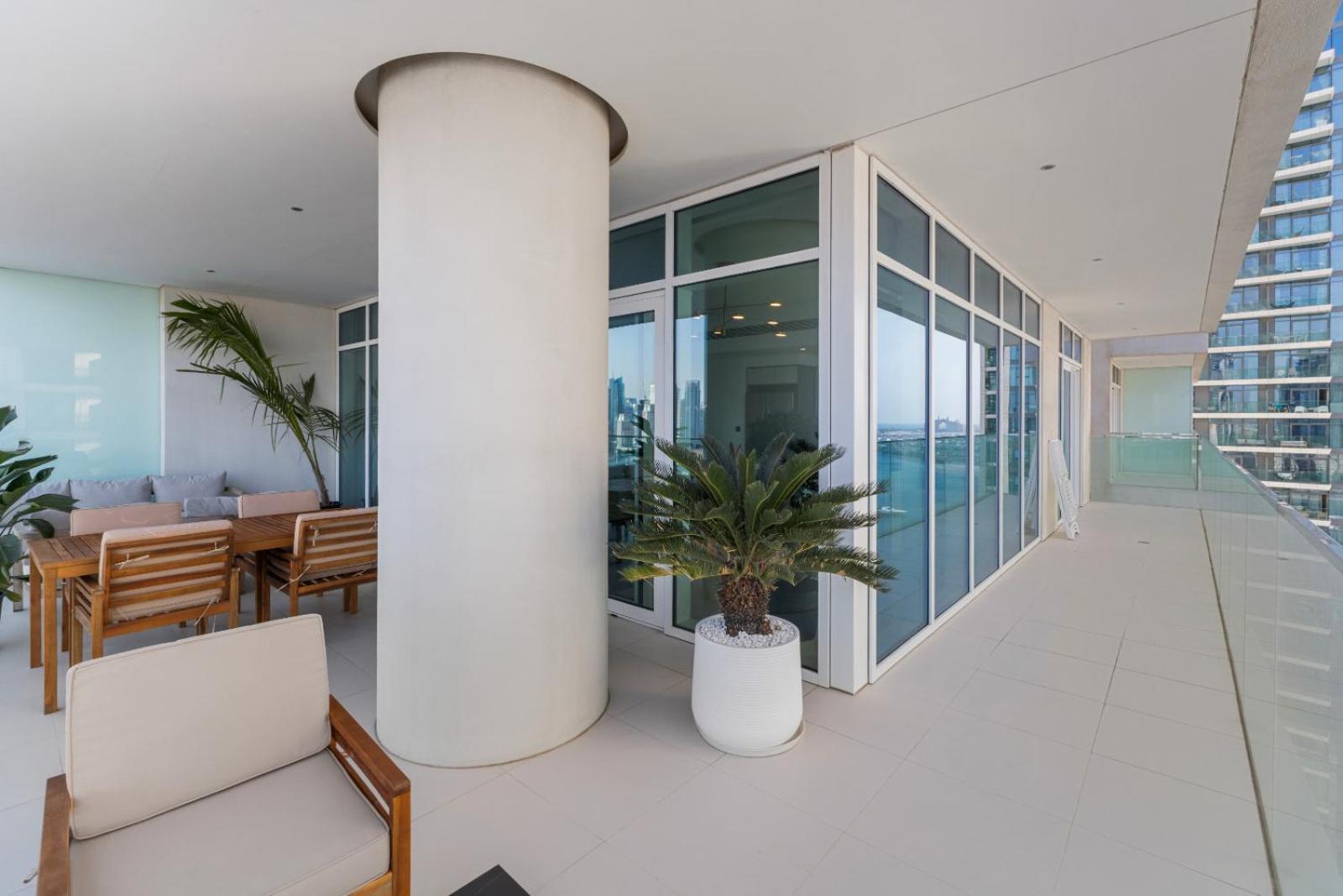 Full Sea View & Skyline - 4br Lux Beachfront Apartment